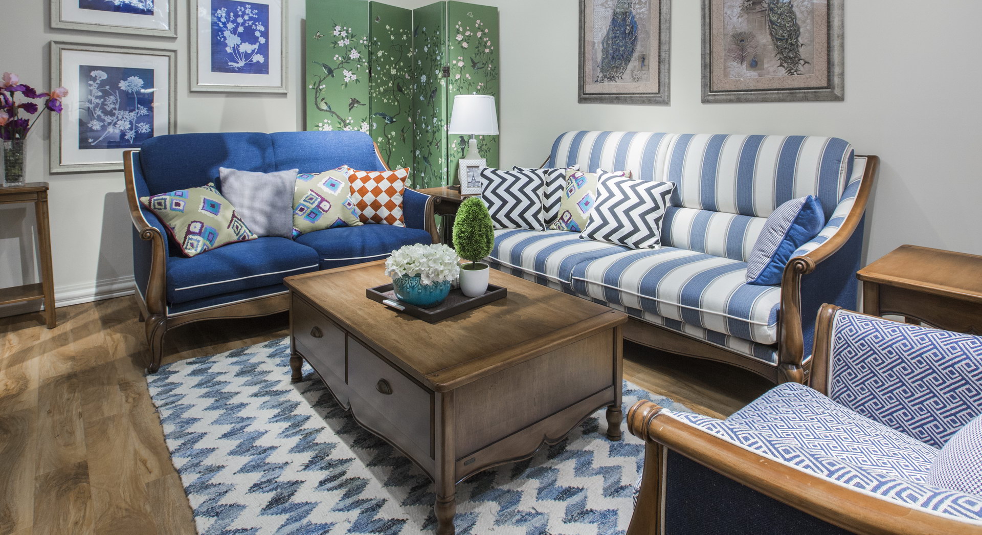 花纹不同的沙发组合在一个客厅,不失和谐,而且拥有简欧的古朴,田园的